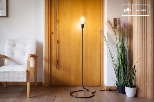 Lampadaire design filiforme en métal noir